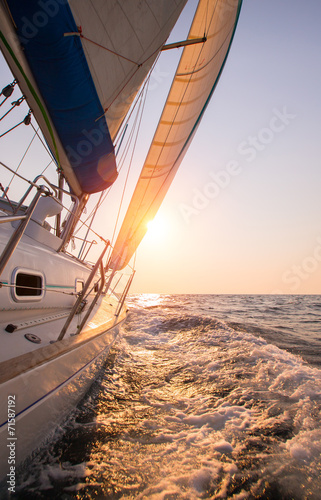 Fotoroleta jacht fala wyścig żeglarstwo