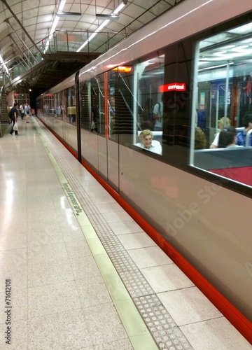 Fotoroleta tunel miasto peron pociąg