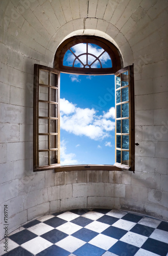Fototapeta Zamkowe okno z widokiem na niebo