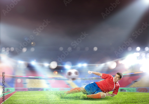 Fotoroleta mężczyzna noc trawa piłka piłkarz