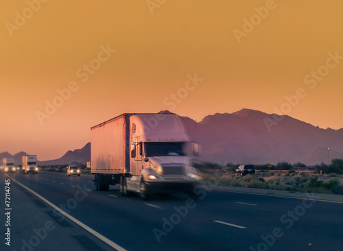 Fotoroleta droga zmierzch retro ciężarówka