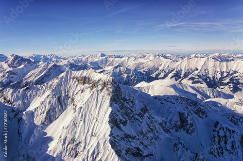 Plakat góra dolina śnieg