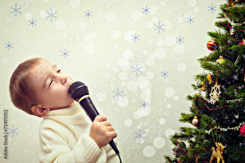 Fotoroleta karaoke chłopiec mikrofon