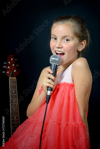 Fotoroleta dziewczynka śpiew ładny