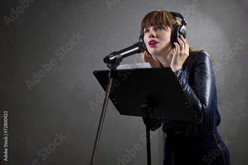 Naklejka koncert mikrofon usta kobieta muzyka