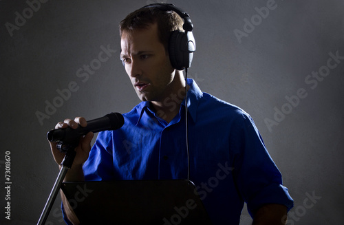 Naklejka śpiew mężczyzna karaoke koncert mikrofon