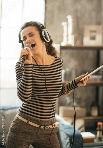 Fotoroleta salon kobieta nowoczesny mikrofon karaoke