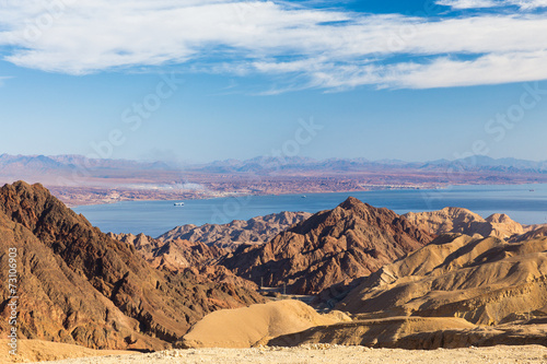 Plakat pustynia góra klif morze