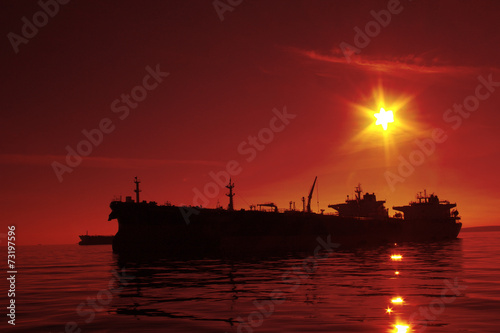 Fototapeta statek olej morze świt linia brzegowa