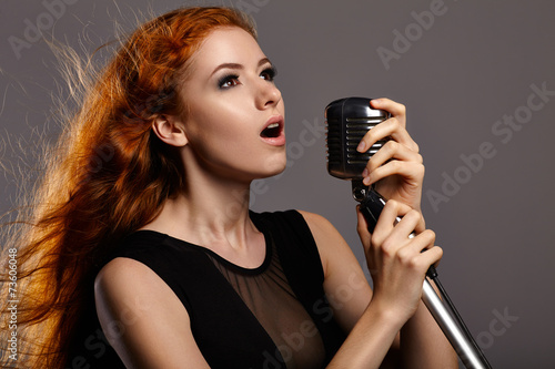Fotoroleta gwiazda dziewczynka uśmiech karaoke ludzie