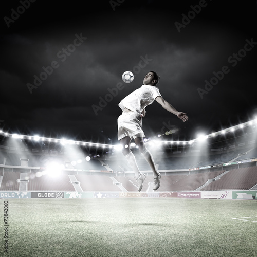 Obraz na płótnie mężczyzna piłka piłkarz trawa