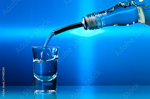 Naklejka napój niebieski czysta napój alkoholowy