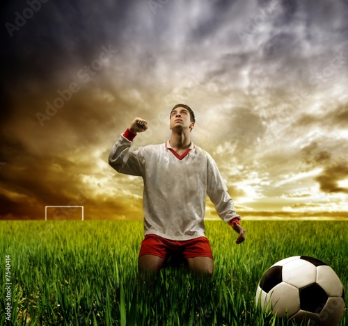 Plakat piłka filiżanka chłopiec niebo