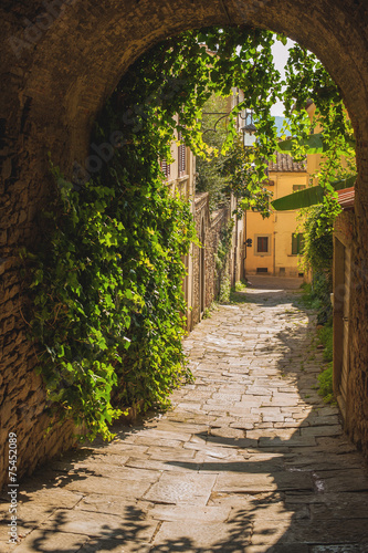 Naklejka Zabytkowa ulica w średniowiecznym miasteczku w Toskanii