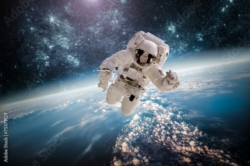 Naklejka Astronauta w kosmosie na tle ziemii