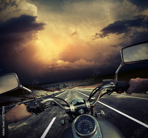 Fotoroleta sztorm transport motocykl droga