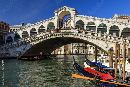 Plakat miłość gondola most miejski włochy
