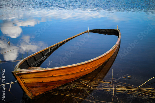 Fototapeta lato woda łódź wieś stary