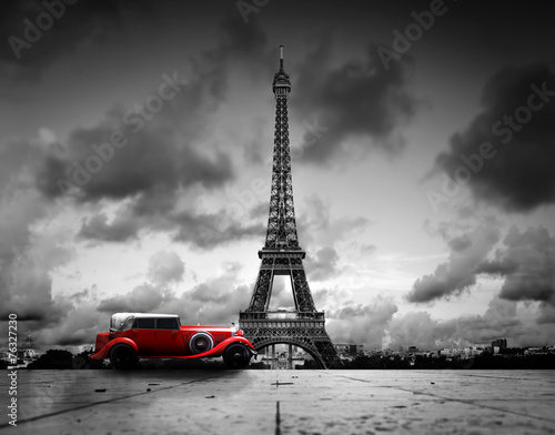 Fotoroleta Wieża Eiffla i czerwony samochód
