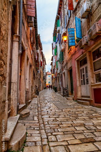 Obraz na płótnie Kamienista uliczka w chorwackim miasteczku
