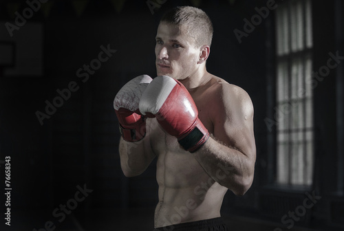 Naklejka zdrowie bokser przystojny lekkoatletka