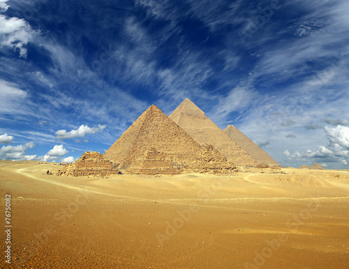 Plakat piramida architektura niebo lato