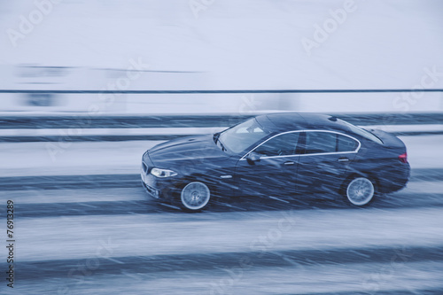 Naklejka samochód autostrada śnieg lód