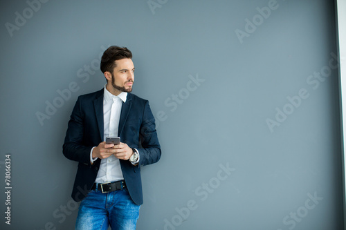 Fotoroleta nowoczesny mężczyzna technologia wzywając