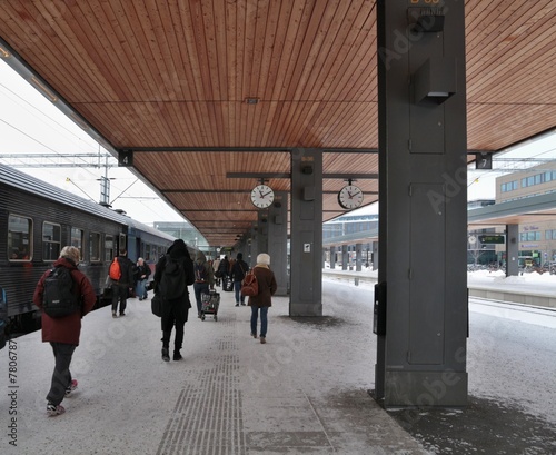Plakat ludzie śnieg przystanek pasażer pociąg