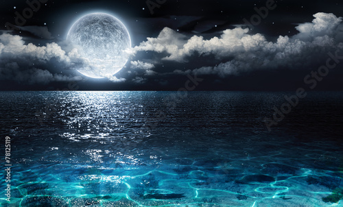 Fototapeta Pełnia księżyca i gwiazdy nad morzem