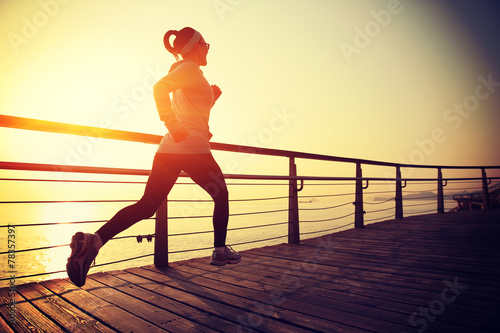 Naklejka kobieta ćwiczenie lato natura jogging