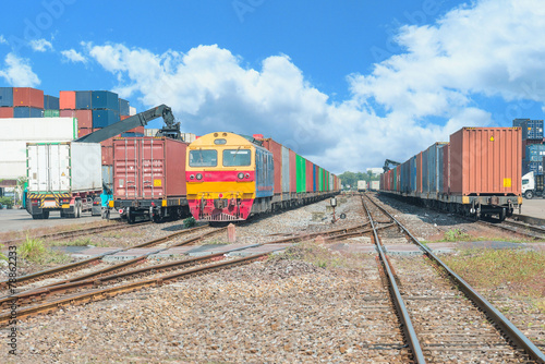 Plakat transport niebo lokomotywa peron silnik