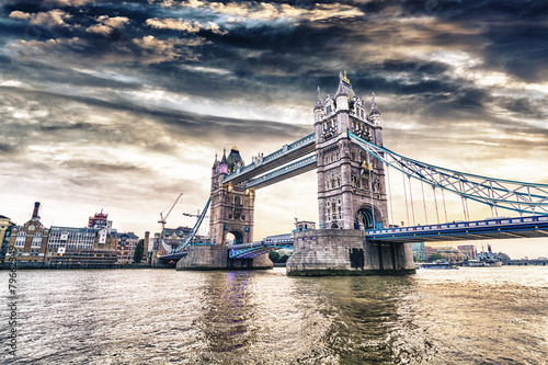 Naklejka tamiza woda architektura niebo londyn