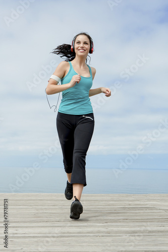 Fotoroleta fitness dziewczynka muzyka wyścig zdrowy