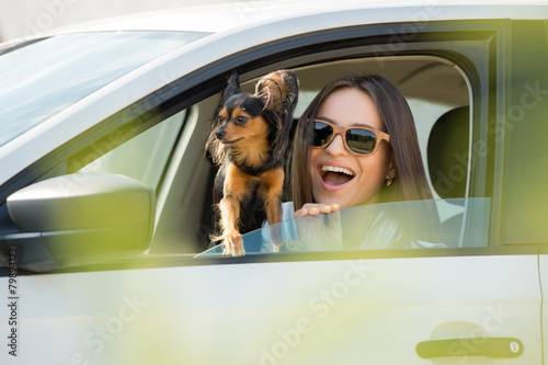 Fotoroleta Kobieta z psem w samochodzie