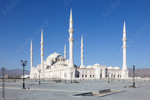 Plakat architektura zatoka meczet arabia biały