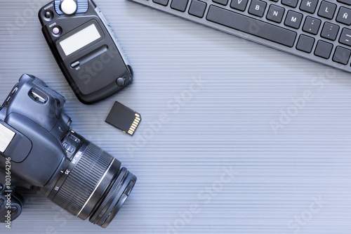 Naklejka fotograf tło karta pamięci laptop praca