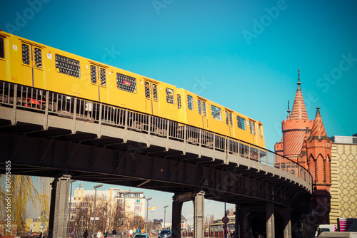 Fototapeta tramwaj most stolica stacja ranek