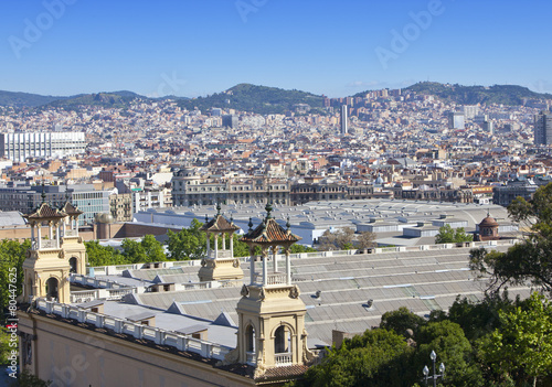 Naklejka widok drzewa barcelona hiszpania droga