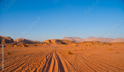 Plakat góra pustynia offroad biegacz pustynny opoka