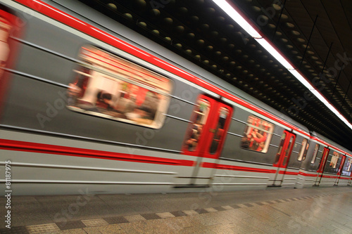 Fotoroleta praga ludzie metro ruch transport
