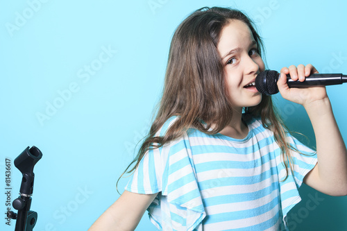 Fotoroleta karaoke mikrofon dzieci twarz