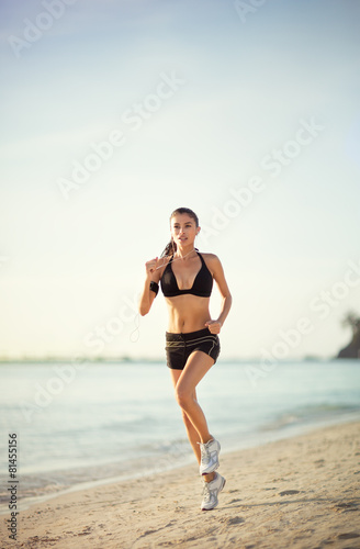 Plakat natura kobieta zdrowy sportowy wybrzeże