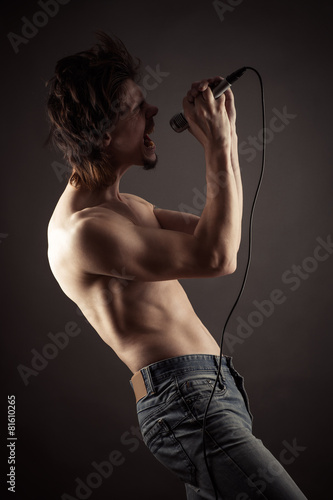 Fotoroleta przystojny śpiew nagi mikrofon