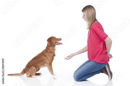 Fotoroleta pies rasowy dziewczynka pociąg sztuczka