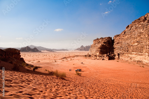 Plakat góra offroad pustynia czerwony biegacz pustynny