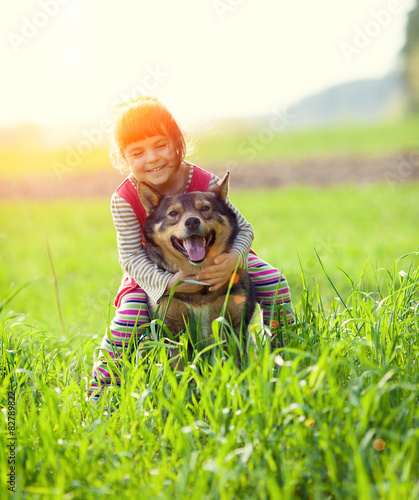 Fototapeta Dziewczynka i pies na łące