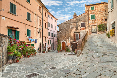 Naklejka Stare miasto w Castagneto Carducci w Toskanii