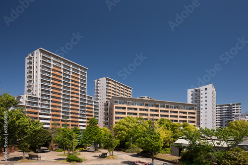 Fotoroleta architektura błękitne niebo japonia mieszkanie kondominium