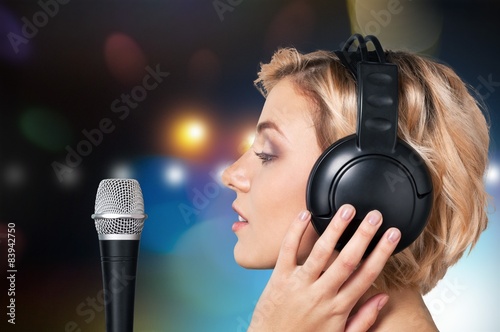 Fotoroleta śpiew kobieta mikrofon artysta